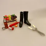 Miniature Insektsprøjte rød, håndpumpe, insektpumpe, ukrudt, udkrudtssprøjte, anders and, dukkehus, dukkehushave, haveredskaber, dukkehustilbehør, dukkehusting, nisser, havenisse, nissebo, nissedør, nissehus, mini, have, bonsai, biti, ribe