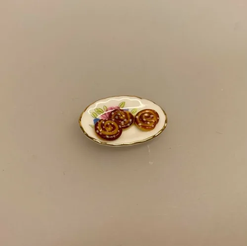 Miniature Kanelsnegle, snegl, onsdagssneglen, kanelbulla, kanelbullar, kanelsnurre, wienerbrød, minimad, dukkehusmad, kager, miniature, nissebo, nissehus, nissedør, jule,