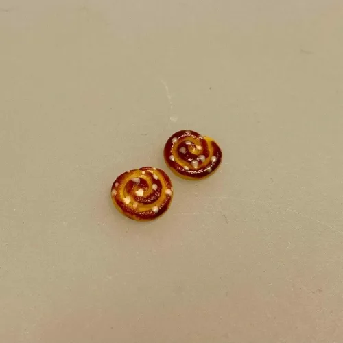 Miniature Kanelsnegle, snegl, onsdagssneglen, kanelbulla, kanelbullar, kanelsnurre, wienerbrød, minimad, dukkehusmad, kager, miniature, nissebo, nissehus, nissedør, jule,