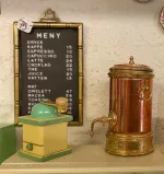 Miniature Kobber Samovar, vandkoger, te, tebrygger, cafe, dukkecafe, konditori, bagerbutik, dukkehustilbehør, dukkehusting, dukkehuset, dukkebutik, tilbehør, ting til, nisser, julestue, dukkestue, nisser, nissedør, nissetilbehør, miniature, miniaturer, sættekasse, sætterkasse, biti, ribe