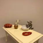 Miniature Kødhakker med håndsving, kødmaskine, kødhakker, kødhakkemaskine, vaniljekranse, julebag, medisterpølse, Miniature Piskeris med træskaft, pisker, flødeskum, nisser, nisserne, nissetilbehør, nisseting, nissedør, dukkehus, dukkehusting, dukkekøkken, bagning, elsker, at bage, den store bagedyst, bagekursus, uddannet bager, miniature, mini, 1:12, lundby, biti, ribe