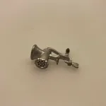 Miniature Kødhakker med håndsving, kødmaskine, kødhakker, kødhakkemaskine, vaniljekranse, julebag, medisterpølse, Miniature Piskeris med træskaft, pisker, flødeskum, nisser, nisserne, nissetilbehør, nisseting, nissedør, dukkehus, dukkehusting, dukkekøkken, bagning, elsker, at bage, den store bagedyst, bagekursus, uddannet bager, miniature, mini, 1:12, lundby, biti, ribe