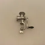 Miniature Kødhakker med håndsving, kødmaskine, kødhakker, kødhakkemaskine, vaniljekranse, julebag, medisterpølse, Miniature Piskeris med træskaft, pisker, flødeskum, nisser, nisserne, nissetilbehør, nisseting, nissedør, dukkehus, dukkehusting, dukkekøkken, bagning, elsker, at bage, den store bagedyst, bagekursus, uddannet bager, miniature, mini, 1:12, lundby, biti, ribe