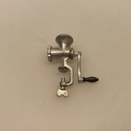 Miniature Kødhakker med håndsving, kødmaskine, kødhakker, kødhakkemaskine, vaniljekranse, julebag, medisterpølse, Miniature Piskeris med træskaft, pisker, flødeskum, nisser, nisserne, nissetilbehør, nisseting, nissedør, dukkehus, dukkehusting, dukkekøkken, bagning, elsker, at bage, den store bagedyst, bagekursus, uddannet bager, miniature, mini, 1:12, lundby, biti, ribe