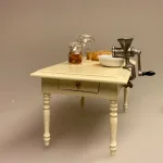 Miniature Kødhakker med håndsving, kødmaskine, kødhakker, kødhakkemaskine, vaniljekranse, julebag, medisterpølse, Miniature Piskeris med træskaft, pisker, flødeskum, nisser, nisserne, nissetilbehør, nisseting, nissedør, dukkehus, dukkehusting, dukkekøkken, bagning, elsker, at bage, den store bagedyst, bagekursus, uddannet bager, miniature, mini, 1:12, lundby, biti, ribe