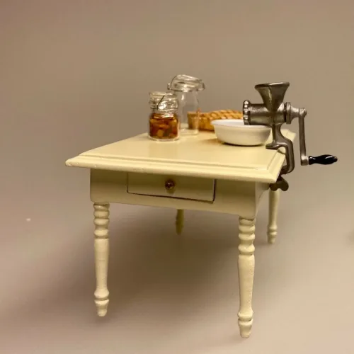 Miniature Kødhakker med håndsving, kødmaskine, kødhakker, kødhakkemaskine, vaniljekranse, julebag, medisterpølse, Miniature Piskeris med træskaft, pisker, flødeskum, nisser, nisserne, nissetilbehør, nisseting, nissedør, dukkehus, dukkehusting, dukkekøkken, bagning, elsker, at bage, den store bagedyst, bagekursus, uddannet bager, miniature, mini, 1:12, lundby, biti, ribe