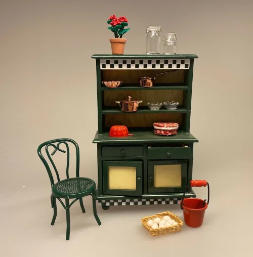 Miniature Køkkenskab Mørkegrønt, flaskegrønt, køkken, køkkenskab, køkkenreol, dukkehuskøkken, dukkekøkken, nissebo, nisserne, nissehus, nissedør, almue, bondestil, dukkehus, dukkehusmøbler, dukkemøbler, bondestil, miniature, biti, ribe