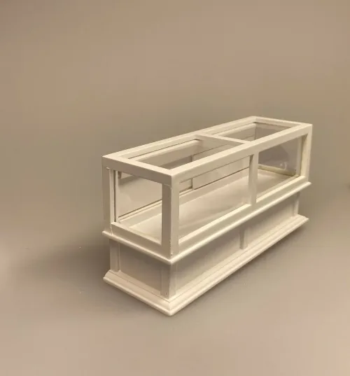 Miniature Lang Disk Hvid. butik, købmand, købmandsbutik, høker, spækhøker, bager, konditori, dukkehusmøbler, dukkehusbutik, miniature, miniaturer, dukkehusting, dukkehustilbehør, ting til, dukkehus, dukkehuset, nisser, nissebo, nissedør, nissehus, dukkebutik, biti, ribe