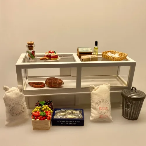 Miniature Lang Disk Hvid. butik, købmand, købmandsbutik, høker, spækhøker, bager, konditori, dukkehusmøbler, dukkehusbutik, miniature, miniaturer, dukkehusting, dukkehustilbehør, ting til, dukkehus, dukkehuset, nisser, nissebo, nissedør, nissehus, dukkebutik, biti, ribe