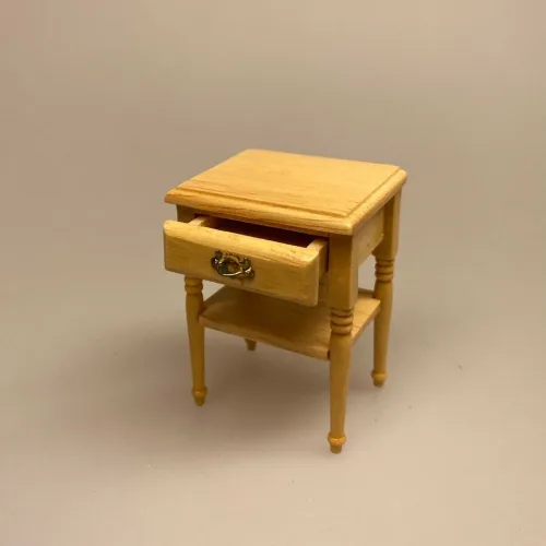 Miniature Lille Bord med skuffe og hylde natur, lyst, træ, lille bord, dukkehusmøbler, dukkemøbler, nissemøbler, sidebord, kommode, nissebo, nissedør, nissehus, dukkehuset, dukkehusting, tilbehør, 1:12, biti, ribe