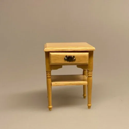 Miniature Lille Bord med skuffe og hylde natur, lyst, træ, lille bord, dukkehusmøbler, dukkemøbler, nissemøbler, sidebord, kommode, nissebo, nissedør, nissehus, dukkehuset, dukkehusting, tilbehør, 1:12, biti, ribe