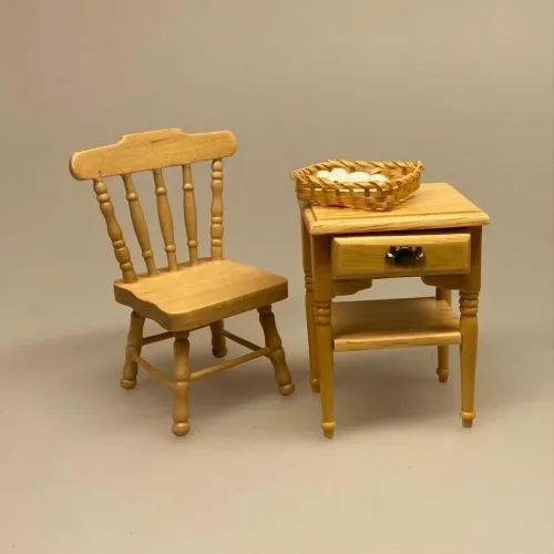 Miniature Lille Bord med skuffe og hylde natur, lyst, træ, lille bord, dukkehusmøbler, dukkemøbler, nissemøbler, sidebord, kommode, nissebo, nissedør, nissehus, dukkehuset, dukkehusting, tilbehør, 1:12, biti, ribe