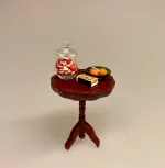 Miniature Lille rundt bord mahogny ,Miniature Gyngestol Mahogny, Miniature kamin i Mahogny, Miniature Kamin lys træ, miniature, miniaturer, dukkehus, dukkehusting, dukkehustilbehør, ting til dukkehuset, 1:12, kamin, kaminhylde, op på kaminhylden, og glimmer på, hella joof, pejs, åben pejs, ildsted, kakkelovn, brændeovn, nissebo, nissedør, santa, chimney, chimny, nissetilbehør, nisseting, ting til nisser,