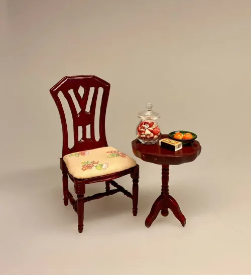 Miniature Lille rundt bord mahogni ,Miniature Gyngestol Mahogny, Miniature kamin i Mahogny, Miniature Kamin lys træ, miniature, miniaturer, dukkehus, dukkehusting, dukkehustilbehør, ting til dukkehuset, 1:12, kamin, kaminhylde, op på kaminhylden, og glimmer på, hella joof, pejs, åben pejs, ildsted, kakkelovn, brændeovn, nissebo, nissedør, santa, chimney, chimny, nissetilbehør, nisseting, ting til nisser,