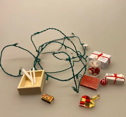 Miniature Lyskæde til Juletræ - hvide pærer, Miniature Juletræ - Ædelgran, Miniature Juletræ - Rødgran, juletræ, julegran, gran, rødgran, grantræ, julepynt, nissedør, nissehus, nissebo, miniature, dukkehus, dukkehuset, ting til, dukkehusting, mini, micro, biti, ribe, 1:12,