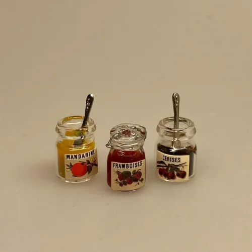 Miniature Marmelade og syltetøjsglas, syltetøj, marmelade, dukkehus, ting til, dukkehuset, tilbehør, nisser, nissedør, nissebo, miniature, miniaturer, jul, 1:12, lundby, dukkehusting, biti, ribe, dukkehuskøkken,