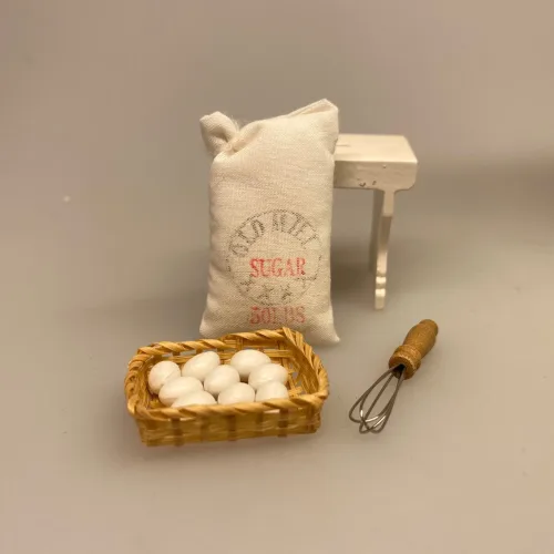 Miniature Piskeris med træskaft, pisker, flødeskum, nisser, nisserne, nissetilbehør, nisseting, nissedør, dukkehus, dukkehusting, dukkekøkken, bagning, elsker, at bage, den store bagedyst, bagekursus, uddannet bager, miniature, mini, 1:12, lundby, biti, ribe