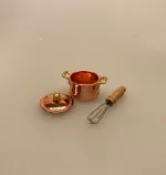 Miniature Piskeris med træskaft, pisker, flødeskum, nisser, nisserne, nissetilbehør, nisseting, nissedør, dukkehus, dukkehusting, dukkekøkken, bagning, elsker, at bage, den store bagedyst, bagekursus, uddannet bager, miniature, mini, 1:12, lundby, biti, ribe