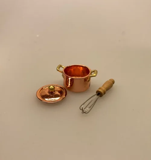 Miniature Piskeris med træskaft, pisker, flødeskum, nisser, nisserne, nissetilbehør, nisseting, nissedør, dukkehus, dukkehusting, dukkekøkken, bagning, elsker, at bage, den store bagedyst, bagekursus, uddannet bager, miniature, mini, 1:12, lundby, biti, ribe
