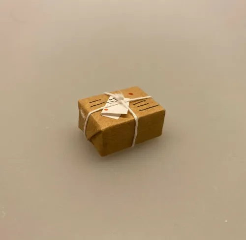 Miniature Postpakke brun stor, postpakke, minipakke, miniaturer, nissebo, nissedør, nisseting, nissehus, nissetilbehør, tilbehør, til, nisser, dukkehuset, dukkehus, dukkehustilbehør, jul, pakke, mini, dukkehusmøbler, dukkestue, kødmand, høker, biti, ribe, 1:12