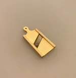 Miniature Rivebræt af træ, råkost, råkostjern, rivebræt, rivejern, køkkenting, køkkenudstyr, miniature, miniaturer, mini, dukkekøkken, dukkekøkkenet, dukkestue, dukkehus, tilbehør ting til, nissebo, nisseting, nissedør, nissehus, sætterkasse, sættekasse, sætterkasseting, sætterkasseting, biti, ribe, små ting, miniting,