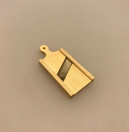 Miniature Rivebræt af træ, råkost, råkostjern, rivebræt, rivejern, køkkenting, køkkenudstyr, miniature, miniaturer, mini, dukkekøkken, dukkekøkkenet, dukkestue, dukkehus, tilbehør ting til, nissebo, nisseting, nissedør, nissehus, sætterkasse, sættekasse, sætterkasseting, sætterkasseting, biti, ribe, små ting, miniting,