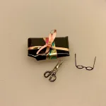 Miniature Saks lille fin, Miniature Saks kraftig, Miniature Kurv Rund med indpakningspapir, julegaver, indpakning, julemands værksted, jul, gavepapir, indpakning, pakke gaver ind, krea, miniaturer, julehjem, biti, ribe, tilbehør, nissedør, nisserne, dukkehus, ting til, , Miniature Kurv Rund med indpakningspapir, julegaver, indpakning, julemands værksted, jul, gavepapir, indpakning, pakke gaver ind, krea, miniaturer, julehjem, biti, ribe, tilbehør, nissedør, nisserne, dukkehus, ting til, skrædder, skræddersaks, systue, syerske,