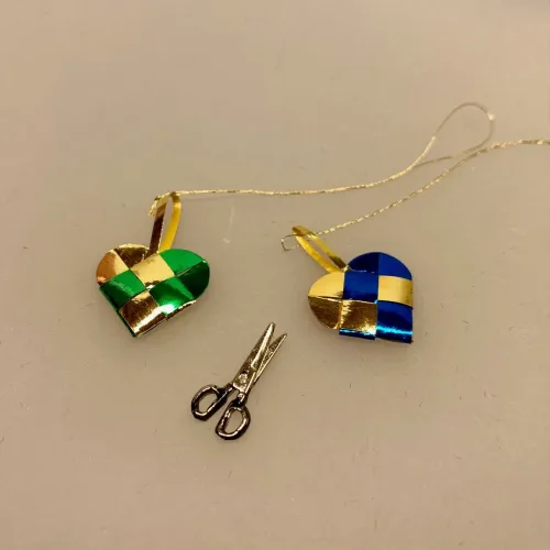 Miniature Saks lille fin, Miniature Saks kraftig, Miniature Kurv Rund med indpakningspapir, julegaver, indpakning, julemands værksted, jul, gavepapir, indpakning, pakke gaver ind, krea, miniaturer, julehjem, biti, ribe, tilbehør, nissedør, nisserne, dukkehus, ting til, , Miniature Kurv Rund med indpakningspapir, julegaver, indpakning, julemands værksted, jul, gavepapir, indpakning, pakke gaver ind, krea, miniaturer, julehjem, biti, ribe, tilbehør, nissedør, nisserne, dukkehus, ting til, skrædder, skræddersaks, systue, syerske,