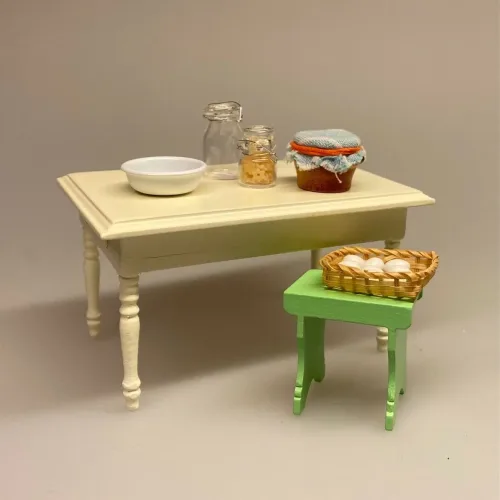 Miniature Skammel Lysegrøn, Miniature Skammel cremefarvet, skammel, taburet, fodskammel, gymnastikskammel, nisser, nisserne, nissedør, nissebo, nissehus, badeværelse, dukkehus, dukkehusting, tilbehør, dukkehusmøbler, dukkemøbler, miniature, miniaturer, sætterkasse, sættekasse, ting til, 1:12, biti, ribe, sort sol, vadehavet,