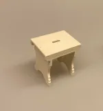 Miniature Skammel cremefarvet, skammel, taburet, fodskammel, gymnastikskammel, nisser, nisserne, nissedør, nissebo, nissehus, badeværelse, dukkehus, dukkehusting, tilbehør, dukkehusmøbler, dukkemøbler, miniature, miniaturer, sætterkasse, sættekasse, ting til, 1:12, biti, ribe, sort sol, vadehavet,