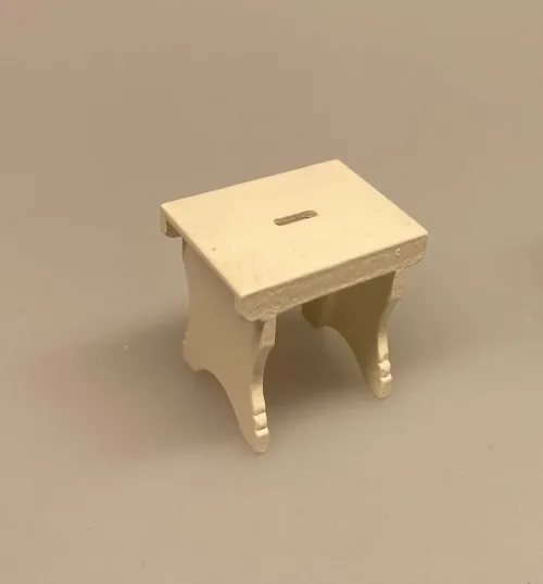 Miniature Skammel cremefarvet, skammel, taburet, fodskammel, gymnastikskammel, nisser, nisserne, nissedør, nissebo, nissehus, badeværelse, dukkehus, dukkehusting, tilbehør, dukkehusmøbler, dukkemøbler, miniature, miniaturer, sætterkasse, sættekasse, ting til, 1:12, biti, ribe, sort sol, vadehavet,