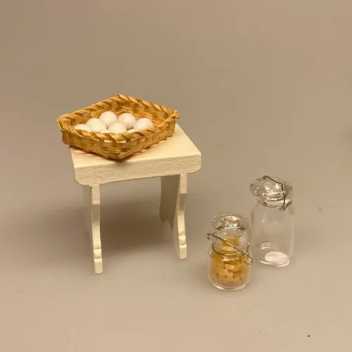 Miniature Skammel cremefarvet, skammel, taburet, fodskammel, gymnastikskammel, nisser, nisserne, nissedør, nissebo, nissehus, badeværelse, dukkehus, dukkehusting, tilbehør, dukkehusmøbler, dukkemøbler, miniature, miniaturer, sætterkasse, sættekasse, ting til, 1:12, biti, ribe, sort sol, vadehavet,