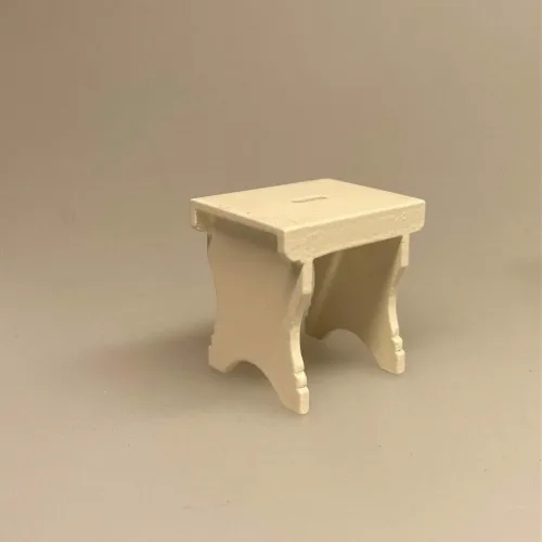 Miniature Skammel cremefarvet, skammel, taburet, fodskammel, gymnastikskammel, nisser, nisserne, nissedør, nissebo, nissehus, badeværelse, dukkehus, dukkehusting, tilbehør, dukkehusmøbler, dukkemøbler, miniature, miniaturer, sætterkasse, sættekasse, ting til, 1:12, biti, ribe, sort sol, vadehavet,