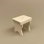 Miniature Skammel hvid, Miniature Skammel cremefarvet, skammel, taburet, fodskammel, gymnastikskammel, nisser, nisserne, nissedør, nissebo, nissehus, badeværelse, dukkehus, dukkehusting, tilbehør, dukkehusmøbler, dukkemøbler, miniature, miniaturer, sætterkasse, sættekasse, ting til, 1:12, biti, ribe, sort sol, vadehavet,