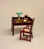 Miniature Skrivebord Mahogni, Miniature Bordlampe med grøn skærm, læselampe, batteri, LED, dukkehus, dukkehuslampe, belysning, batterilampe, skrivebordslampe, mini, minaturer, sættekasse, tilbehør, dukkehusting, Miniature Sort Skrivebord,møbler, interiør, biti, ribe