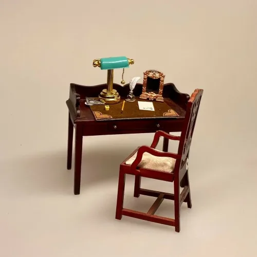 Miniature Skrivebord Mahogni, Miniature Bordlampe med grøn skærm, læselampe, batteri, LED, dukkehus, dukkehuslampe, belysning, batterilampe, skrivebordslampe, mini, minaturer, sættekasse, tilbehør, dukkehusting, Miniature Sort Skrivebord,møbler, interiør, biti, ribe