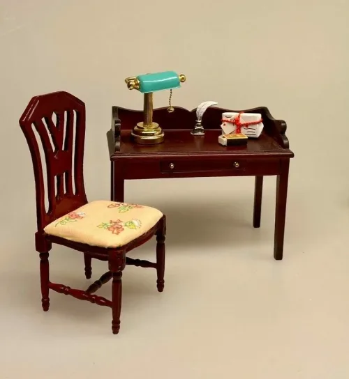 Miniature Skrivebord Mahogni, Miniature Bordlampe med grøn skærm, læselampe, batteri, LED, dukkehus, dukkehuslampe, belysning, batterilampe, skrivebordslampe, mini, minaturer, sættekasse, tilbehør, dukkehusting, Miniature Sort Skrivebord,møbler, interiør, biti, ribe