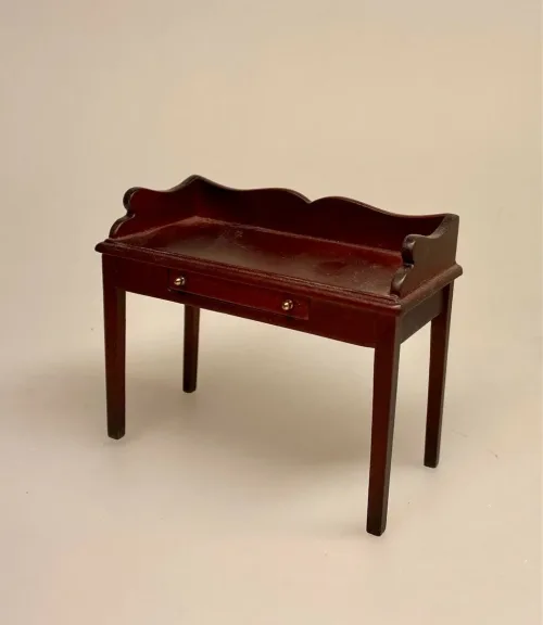 Miniature Skrivebord Mahogni, Miniature Bordlampe med grøn skærm, læselampe, batteri, LED, dukkehus, dukkehuslampe, belysning, batterilampe, skrivebordslampe, mini, minaturer, sættekasse, tilbehør, dukkehusting, Miniature Sort Skrivebord,møbler, interiør, biti, ribe