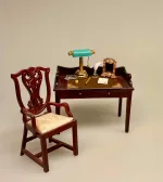 Miniature Skrivebord Mahogni, Miniature Bordlampe med grøn skærm, læselampe, batteri, LED, dukkehus, dukkehuslampe, belysning, batterilampe, skrivebordslampe, mini, minaturer, sættekasse, tilbehør, dukkehusting, Miniature Sort Skrivebord,møbler, interiør, biti, ribe