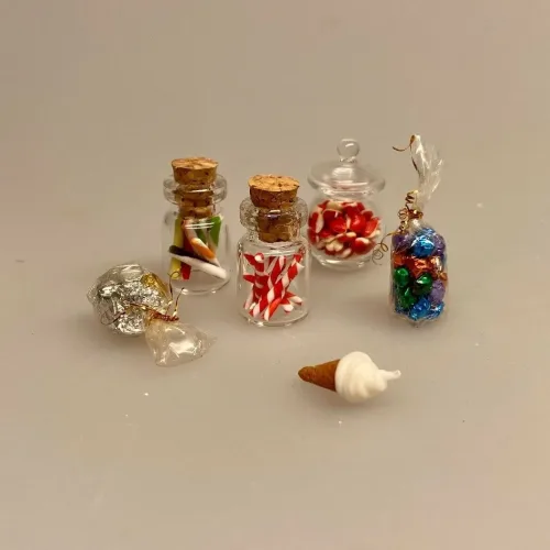 Miniature Glas med Bolchestænger kulørte, Miniature Slikpose med Kulørte Dalere, Miniature Bolchestok, slik, dukkehus, dukkehuset, sættekasseting, sætterkasseting, ting til, dukkehuset, sættekassen, miniatyre, miniaturere, mini, skala 1:12, købmandsbutik, legemad, legeslik, julepynt, nissetilbehør, nissebo, nisserne, nissedør, gaveide, sangskjuler, sød tand, sliksulten, pyrus,Miniature Slikpose med Sølvdalere, Miniature Glas med Bolchestænger pebermynte