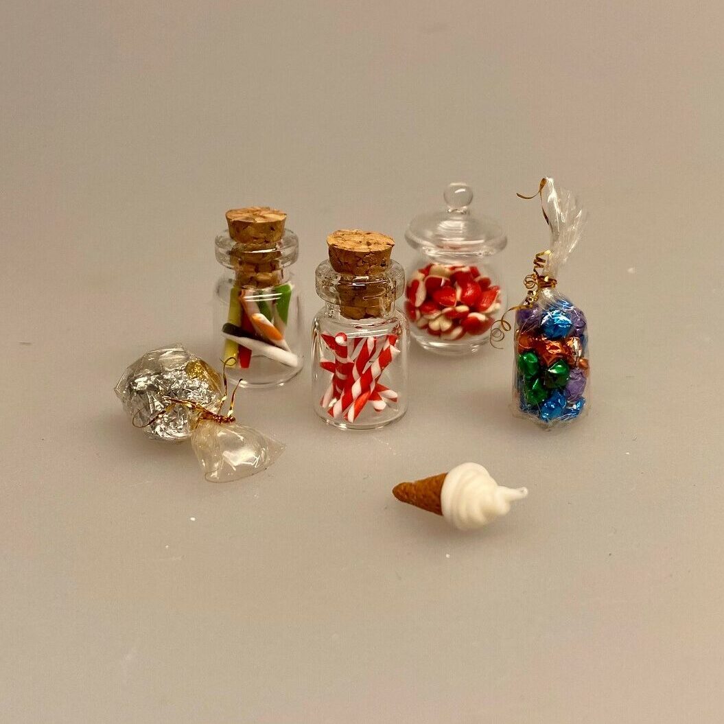 Miniature Glas med Bolchestænger kulørte, Miniature Slikpose med Kulørte Dalere, Miniature Bolchestok, slik, dukkehus, dukkehuset, sættekasseting, sætterkasseting, ting til, dukkehuset, sættekassen, miniatyre, miniaturere, mini, skala 1:12, købmandsbutik, legemad, legeslik, julepynt, nissetilbehør, nissebo, nisserne, nissedør, gaveide, sangskjuler, sød tand, sliksulten, pyrus,Miniature Slikpose med Sølvdalere, Miniature Glas med Bolchestænger pebermynte