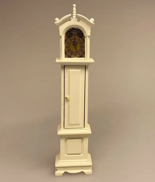 Miniature Standur cremefarvet, Miniature Standur mahogny, standur, standerur, bornholmer, bornholmerur, dukkehus, til dukkehuset, dukkehusting, dukkehustilbehør, miniature, miniaturer, minatures, små ting, nisseting, nisse tilbehør, ting til nisser, 1:12, biti, ribe, dukketing, dukkestue, træur, ur af træ,