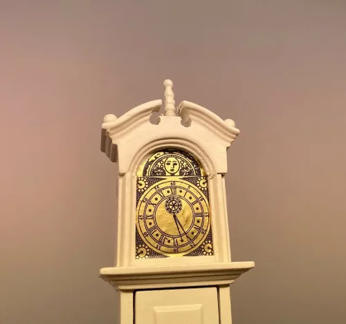 Miniature Standur cremefarvet, Miniature Standur mahogny, standur, standerur, bornholmer, bornholmerur, dukkehus, til dukkehuset, dukkehusting, dukkehustilbehør, miniature, miniaturer, minatures, små ting, nisseting, nisse tilbehør, ting til nisser, 1:12, biti, ribe, dukketing, dukkestue, træur, ur af træ,