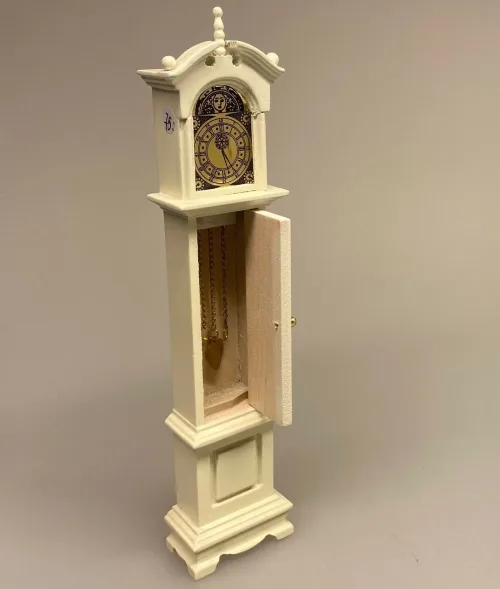 Miniature Standur cremefarvet, Miniature Standur mahogny, standur, standerur, bornholmer, bornholmerur, dukkehus, til dukkehuset, dukkehusting, dukkehustilbehør, miniature, miniaturer, minatures, små ting, nisseting, nisse tilbehør, ting til nisser, 1:12, biti, ribe, dukketing, dukkestue, træur, ur af træ,