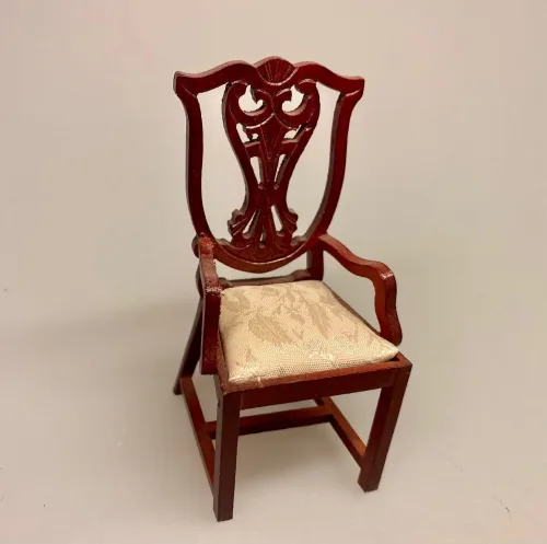 Miniature Stol mahogny med polster og armlæn, Miniature Stol mahogny med polster, dukkestue, stol, ministol, dukkehusstol, 1:12, lille stol, legetøjsstol, mahogny, nissedør, nissehus, frigast, nisser, dukkehusmøbler, miniaturer, miniature, håndværk, træ, håndlavet, nissebo, nisseting, nissemøbler, ting til, dukkehuset, nisseboet, biti, ribe