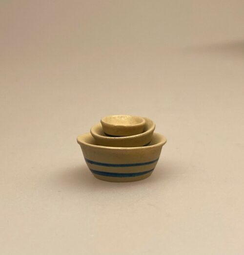 Miniature Sæt med 3 lerskåle, bagning, dejfade, lerfade, lerfad, dejfad, lerskål, risenrød, nissegrød, nisseting, nissetilbehør, almue, bonde, julegrød, jul, dukkehuset, dukkehus, dukkehus, dukkestue, køkkenting, tilbehør, miniature, miniaturer, sangskjuler, biti, ribe,nissedør, nissebo, nissehus, 1:12
