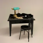 Miniature Telefon sort, 1970, 70erne, 80erne, Miniature Telefon sort høj, fastnet, drejeskive, old school, gammeldags, kontor, dukkehus, dukkehusting, dukkehustilbehør, sætterkasse, sangskjuler, gaveide, gavekort, smartphone, mobil, mobiltelefon, nissedør, dukkehusmøbler, ting til, tilbehør, miniature, miniaturer, sætterkasseting, sætterkasse, sættekasse, amagerhylde, biti, ribe