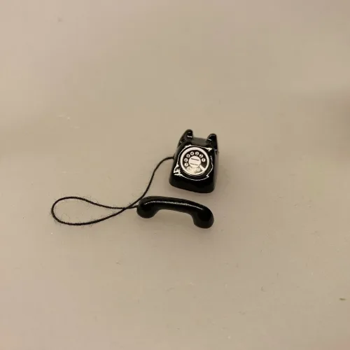 Miniature Telefon sort, 1970, 70erne, 80erne, Miniature Telefon sort høj, fastnet, drejeskive, old school, gammeldags, kontor, dukkehus, dukkehusting, dukkehustilbehør, sætterkasse, sangskjuler, gaveide, gavekort, smartphone, mobil, mobiltelefon, nissedør, dukkehusmøbler, ting til, tilbehør, miniature, miniaturer, sætterkasseting, sætterkasse, sættekasse, amagerhylde, biti, ribe