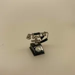 Miniature Telefon sort høj, fastnet, drejeskive, old school, gammeldags, kontor, dukkehus, dukkehusting, dukkehustilbehør, sætterkasse, sangskjuler, gaveide, gavekort, smartphone, mobil, mobiltelefon, nissedør, dukkehusmøbler, ting til, tilbehør, miniature, miniaturer, sætterkasseting, sætterkasse, sættekasse, amagerhylde, biti, ribe