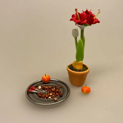 Miniature Tin fad nødder og nøddeknækker, hasselnødder, nødder, knas, juleknas, julepynt, miniature, julemad, miniaturer, dukkehusting, dukkehustilbehør, tilbehør til, dukkehuset, nissedør, nissebo, nissehus, sætterkasseting, sætterkasse, sættekasseting, sættekasse, nisserne, mini, 1:12, lundby, biti, ribe, morgennisser, frigast